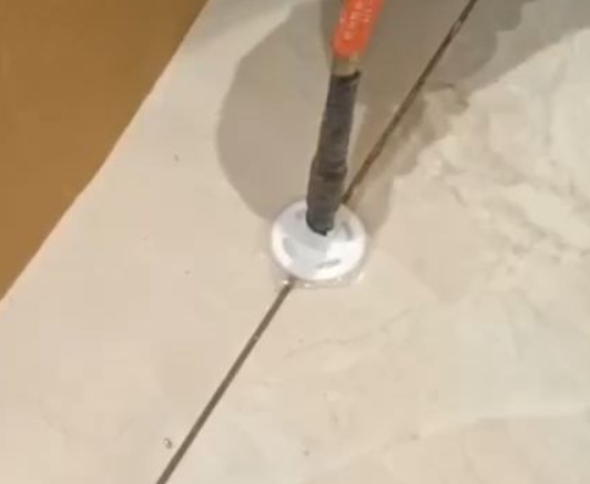 佛山瓷砖空鼓维修公司专业解答瓷砖在铺贴过程中，如果没有涂抹均匀到位的粘结材料（如水泥砂浆或瓷砖胶），可能会导致以下问题
